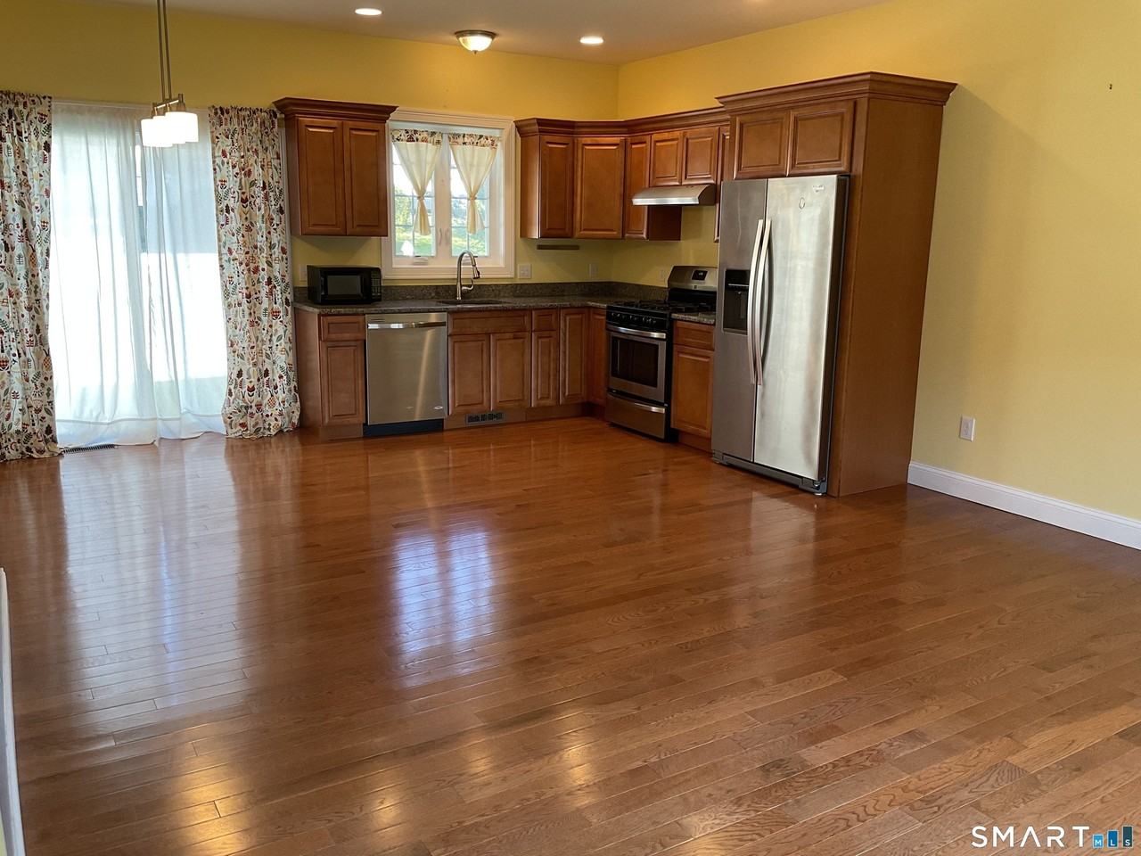 38 Glastonbury Ave - Photo 3 of 20