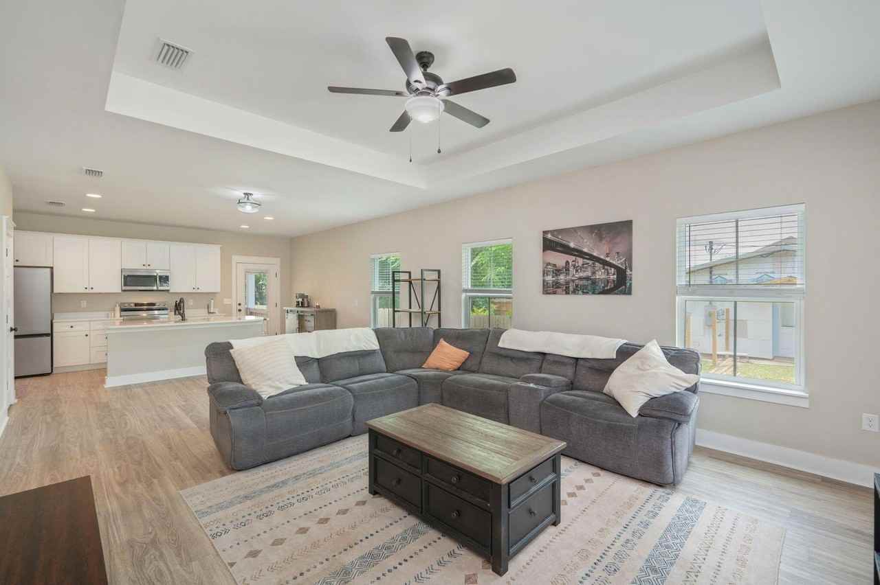 3168 Maple St - Photo 5 of 34