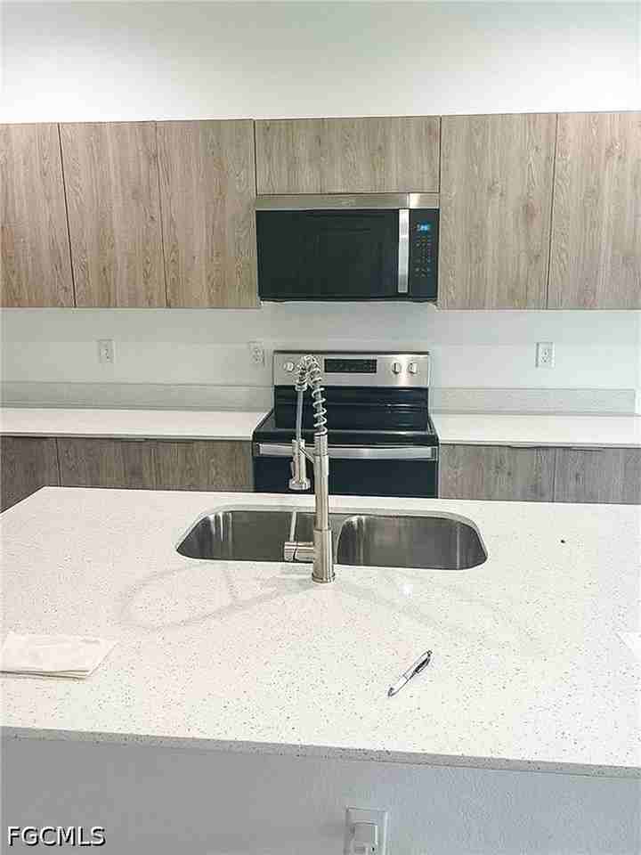 1266 Milwaukee Blvd - Photo 5 of 18