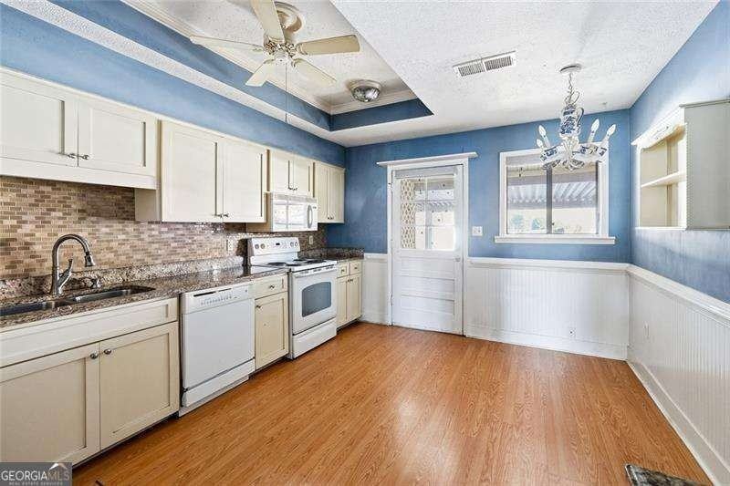 813 Serramonte Dr - Photo 4 of 14