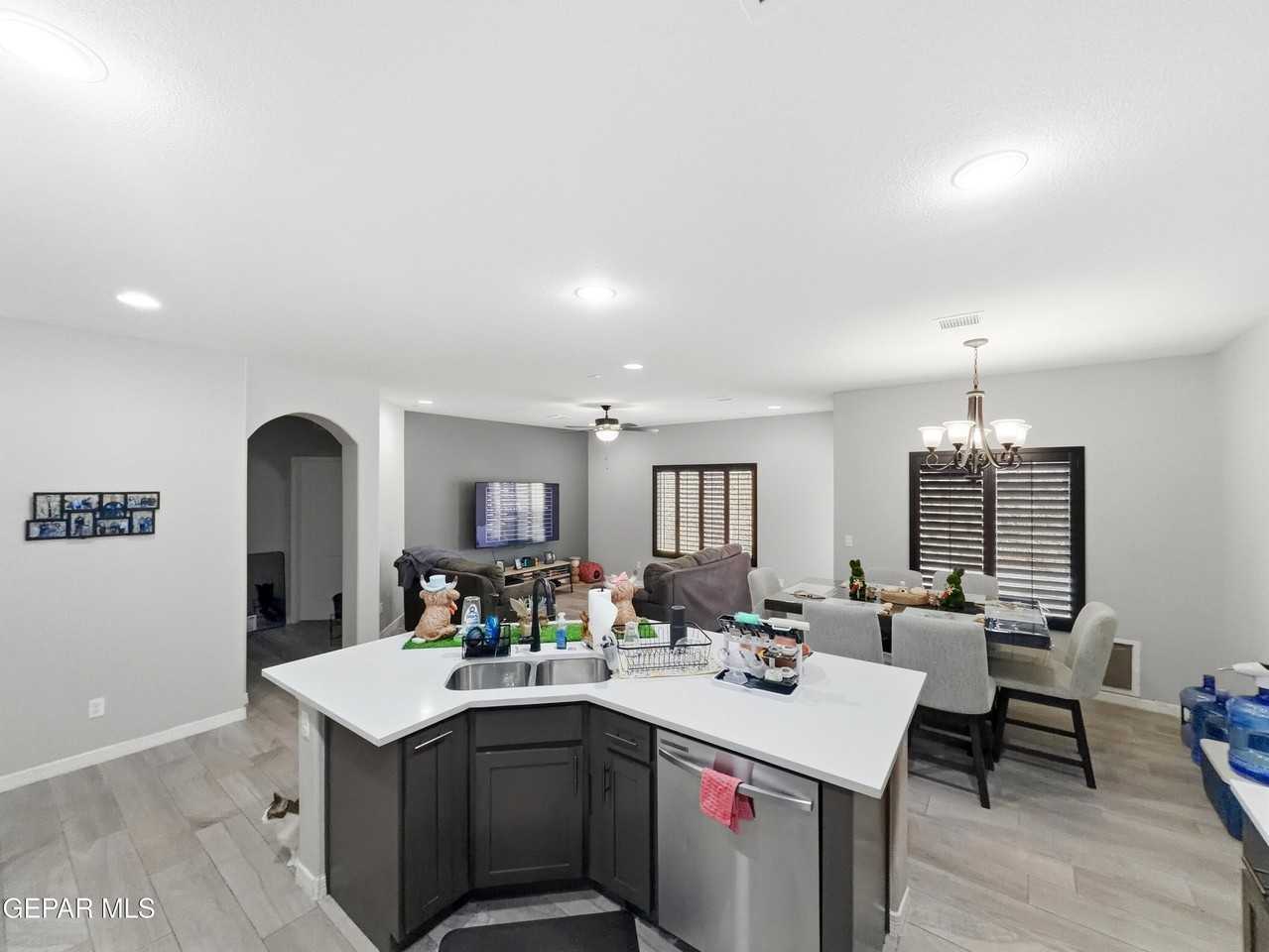 12805 Kingsbury Ave - Photo 4 of 21