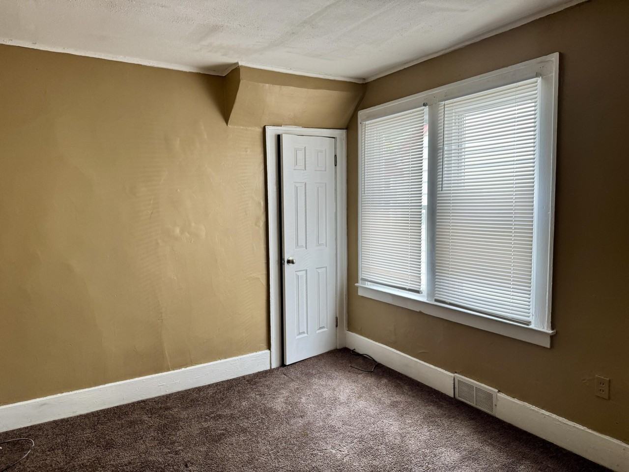 18940 Wormer St - Photo 6 of 11