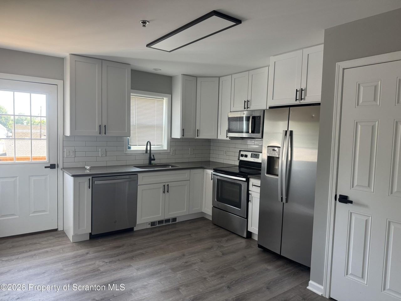 1039 Walker St #D - Photo 3 of 9