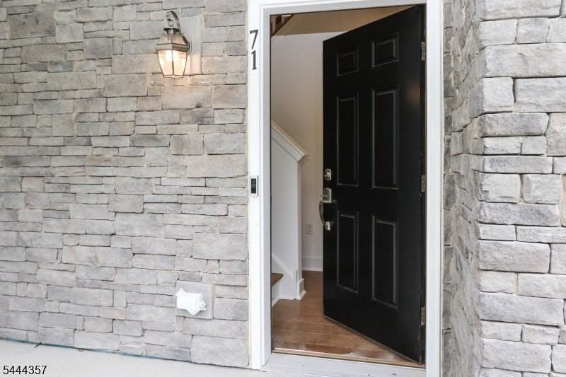 71 Veterans Way - Photo 3 of 28