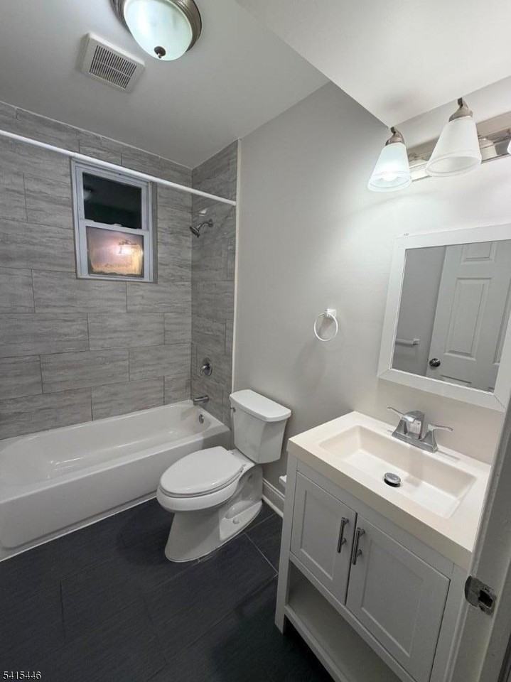 469 Alden St #1 - Photo 4 of 4