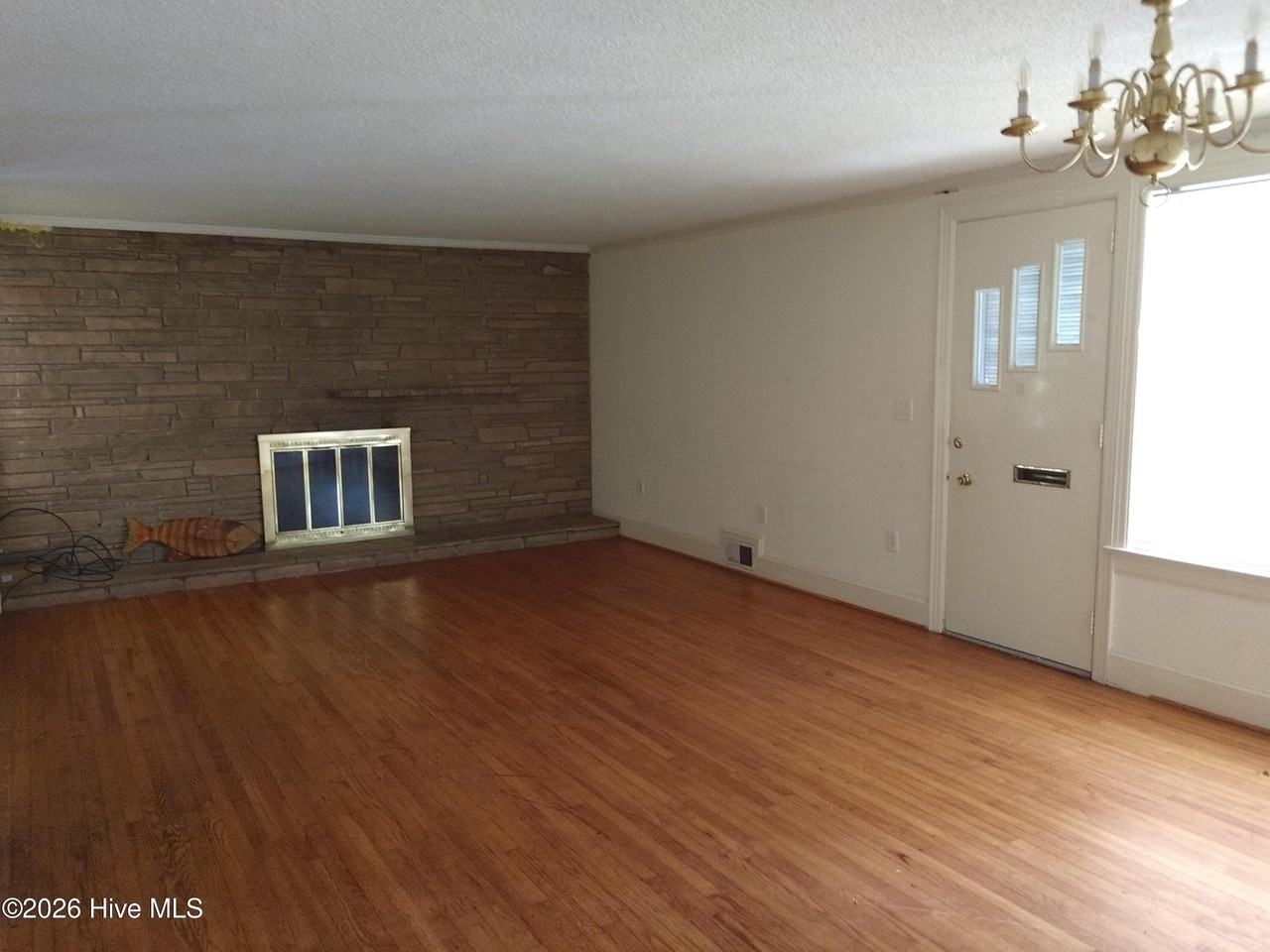 1509 E 4th St - Photo 2 of 9