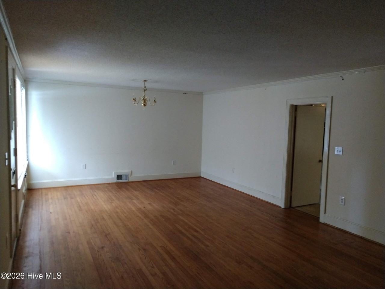 1509 E 4th St - Photo 3 of 9