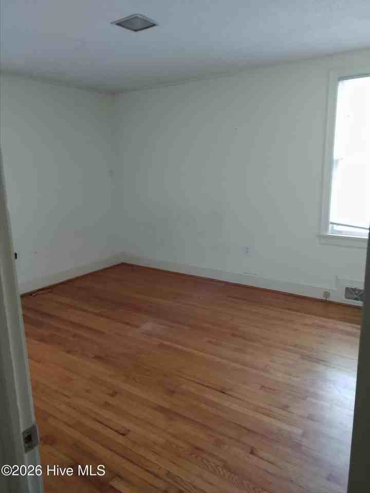 1509 E 4th St - Photo 6 of 9
