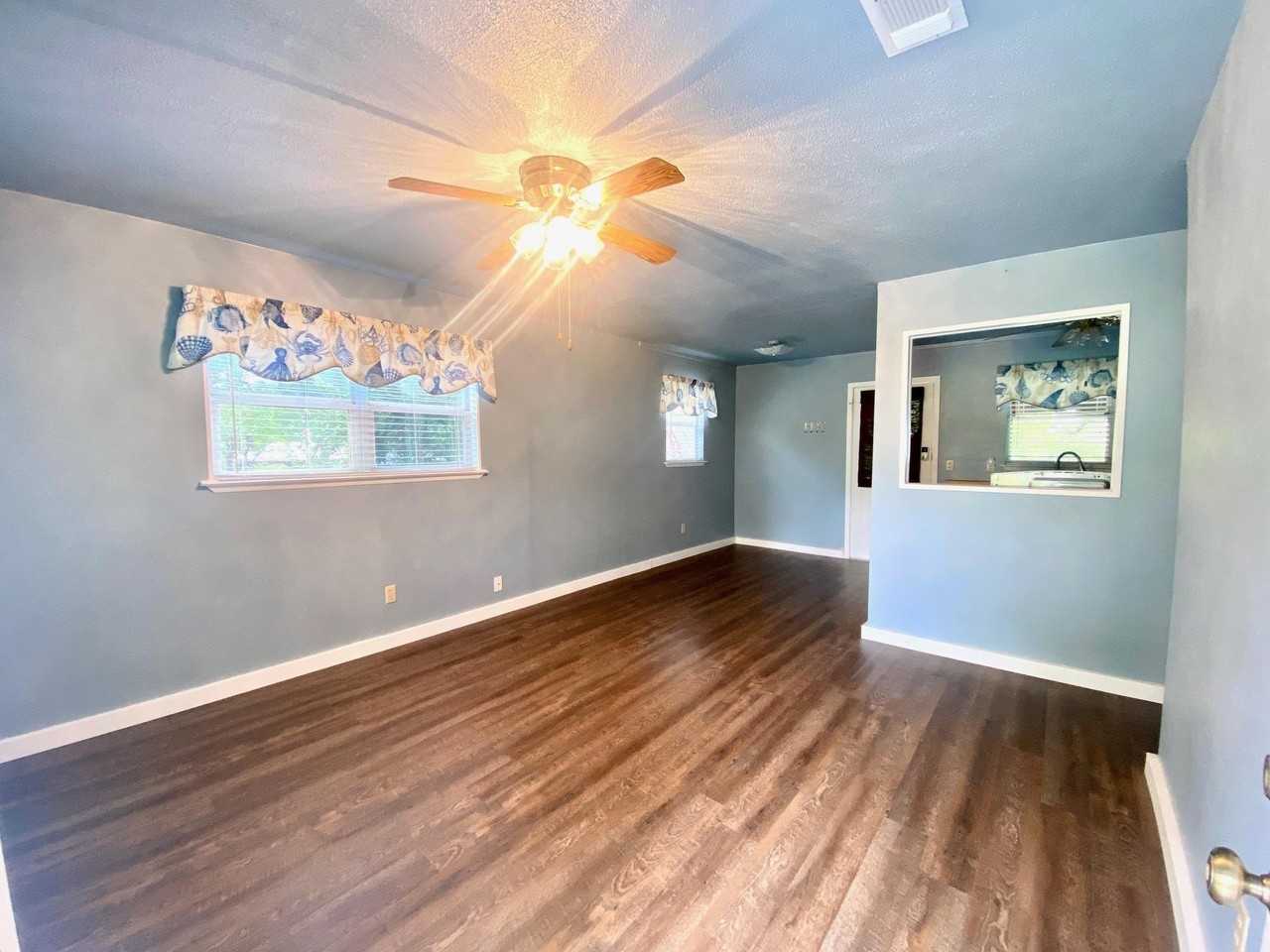 689 Beaver St - Photo 2 of 12