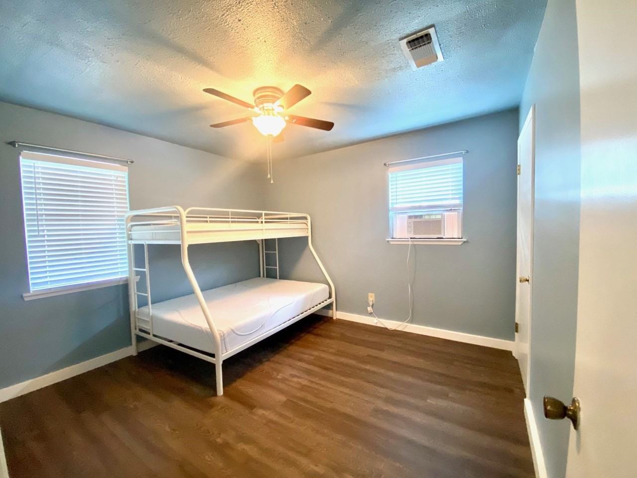 689 Beaver St - Photo 6 of 12