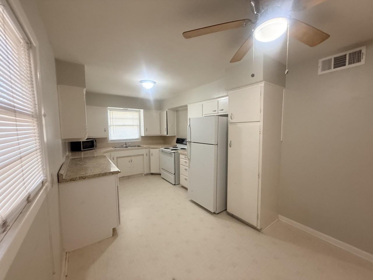 2521 40th St - Photo 3 of 7
