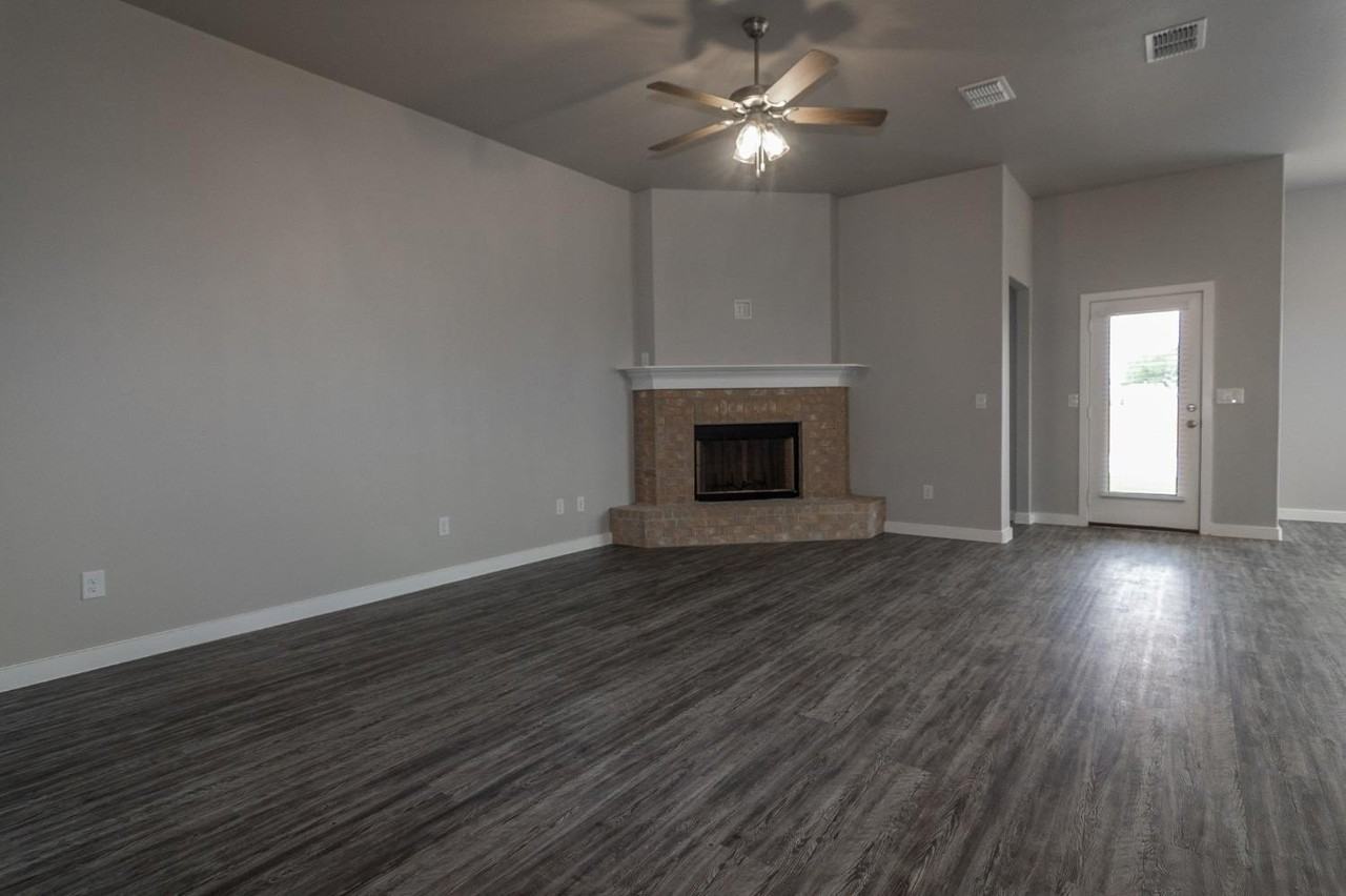 8910 20th St - Photo 2 of 18