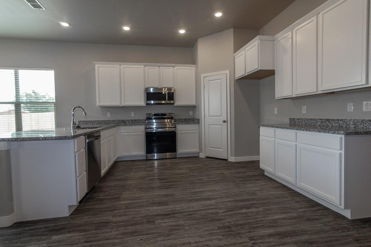 8910 20th St - Photo 3 of 18
