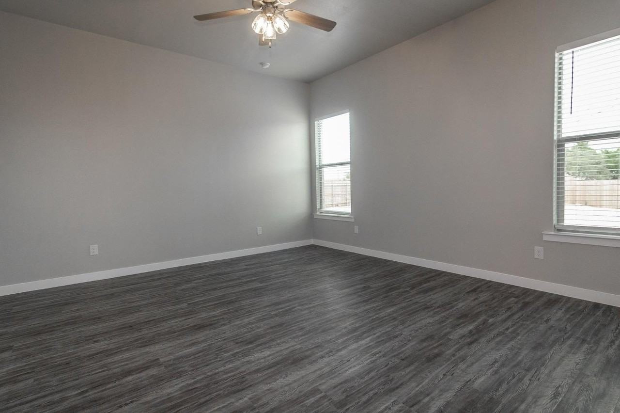 8910 20th St - Photo 5 of 18