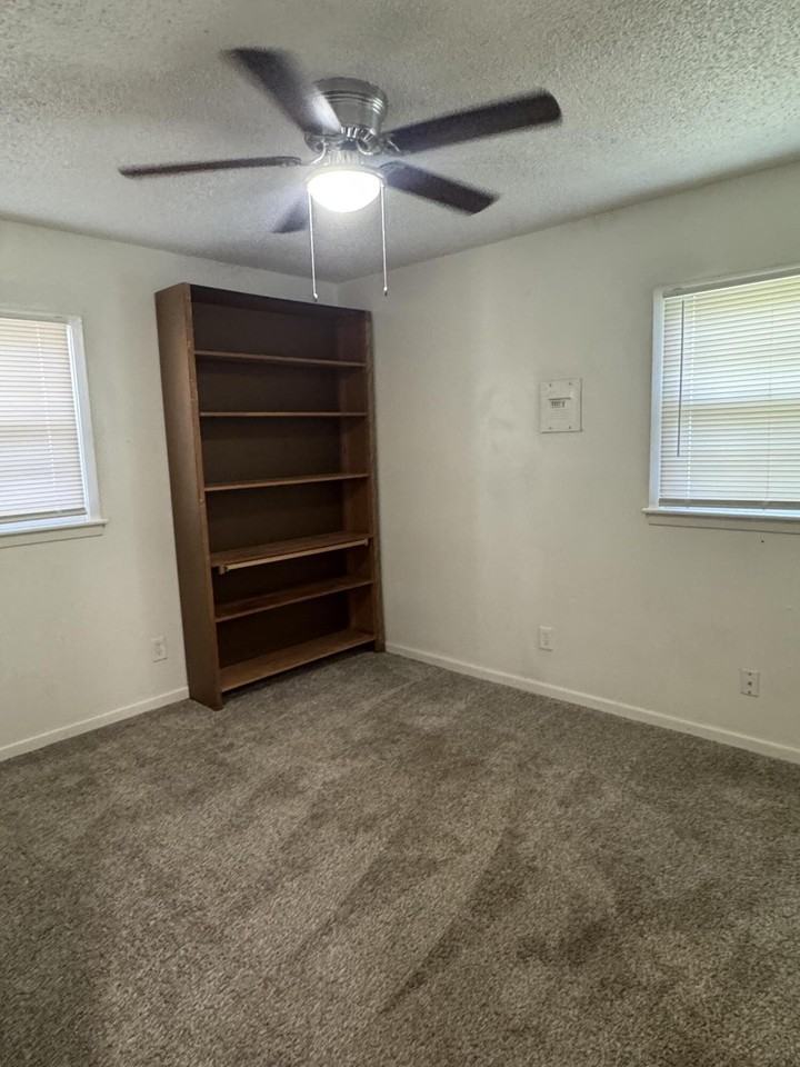 4415 42nd St - Photo 4 of 7