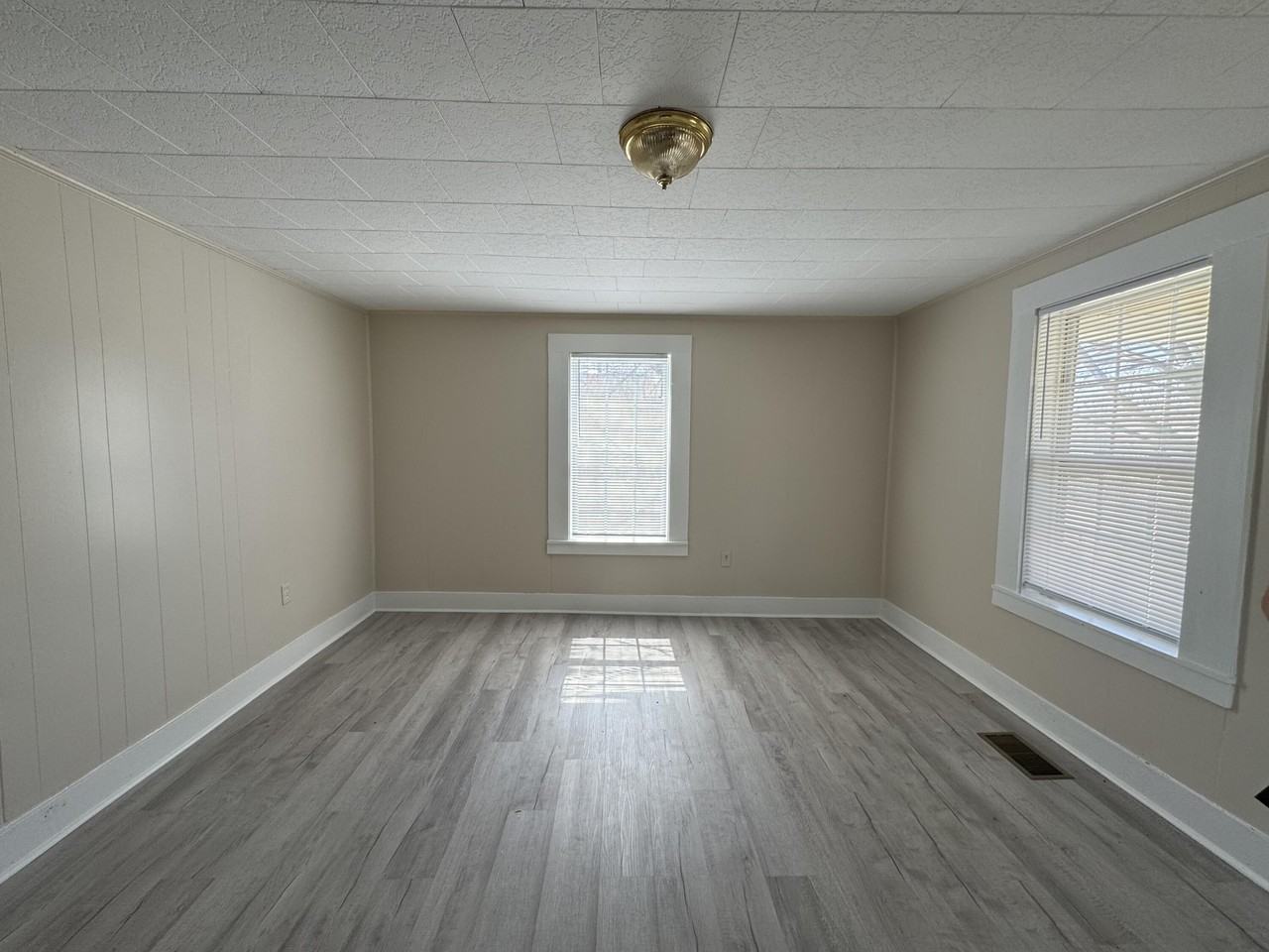 118 N Fowler Ave - Photo 2 of 8