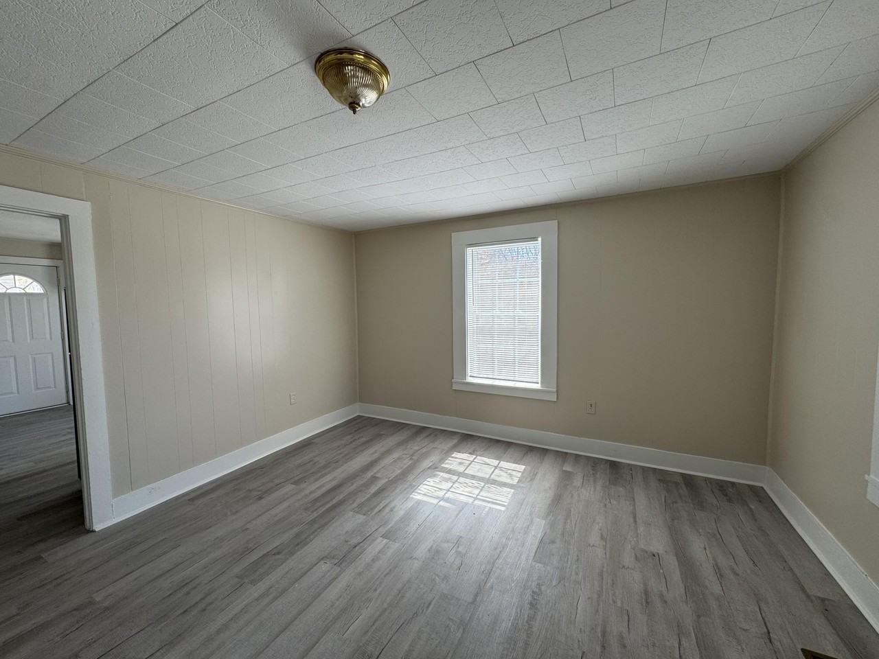 118 N Fowler Ave - Photo 3 of 8