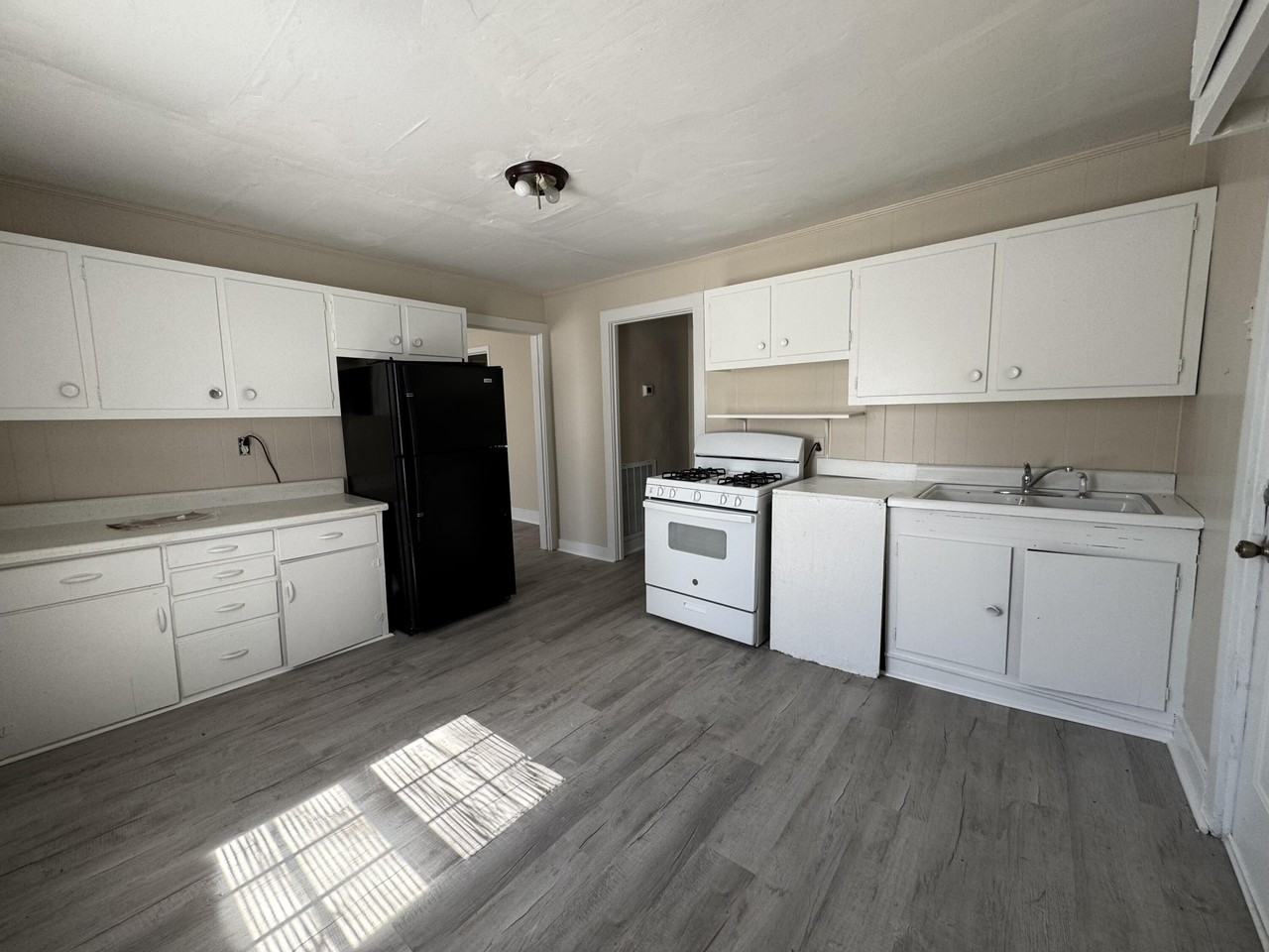 118 N Fowler Ave - Photo 4 of 8