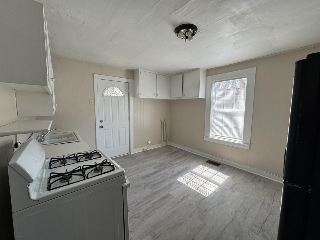 118 N Fowler Ave - Photo 5 of 8