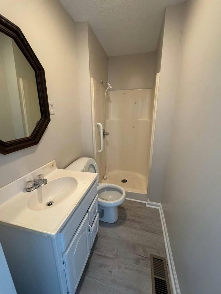 118 N Fowler Ave - Photo 7 of 8