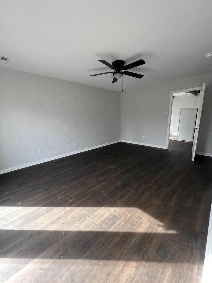 1810 S Main St - Photo 5 of 7
