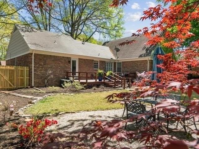 277 Amanda St - Photo 4 of 27