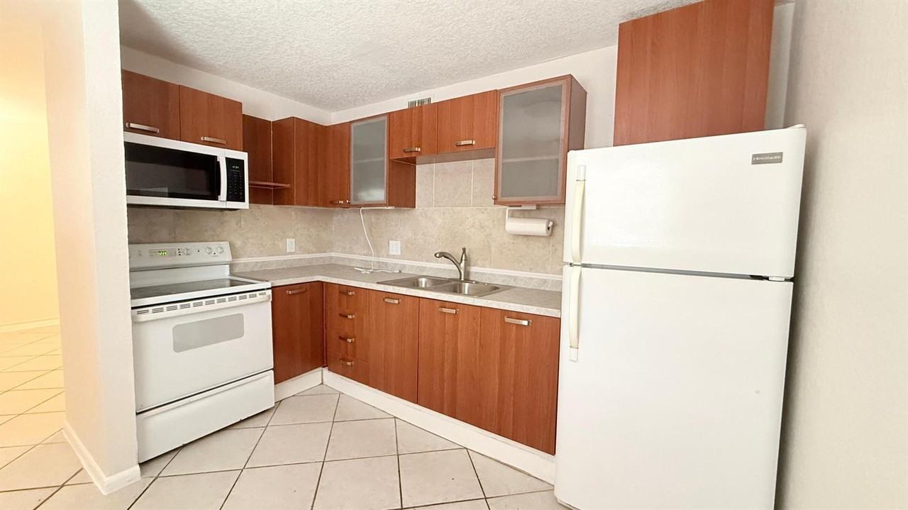 501 W Kalmia Dr - Photo 2 of 8