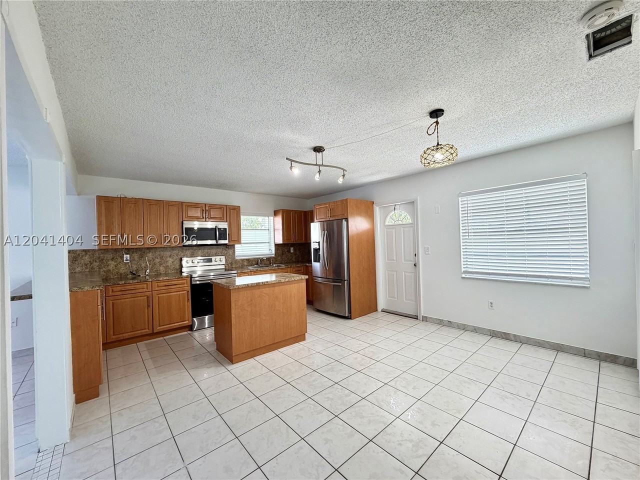 913 Nw 22nd Pl #0 - Photo 2 of 16