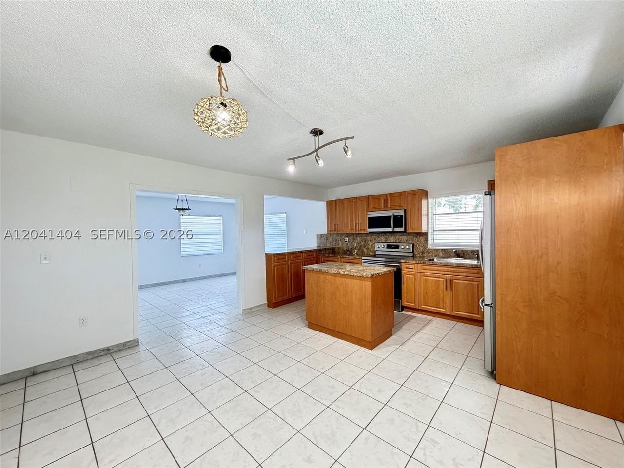 913 Nw 22nd Pl #0 - Photo 3 of 16