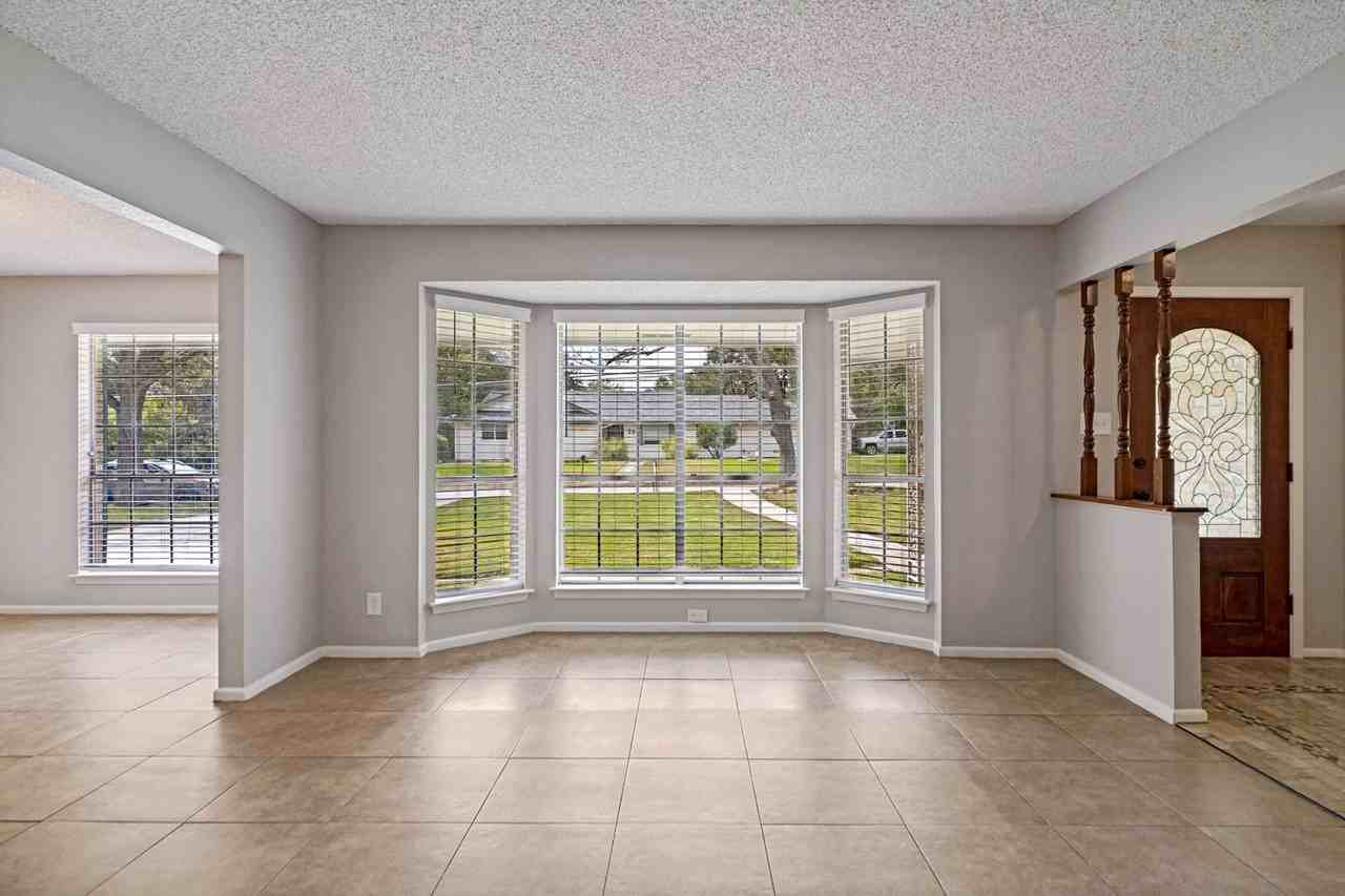 313 Sagecrest Dr - Photo 4 of 25