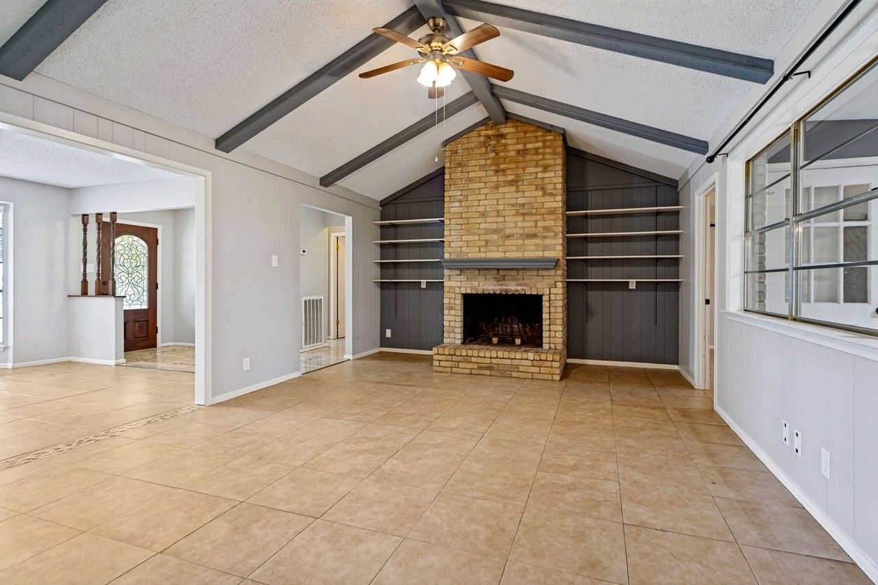 313 Sagecrest Dr - Photo 6 of 25