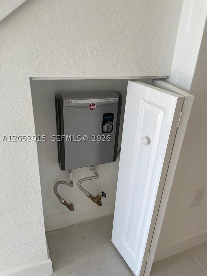 825 Ne 211th St #825 - Photo 5 of 17