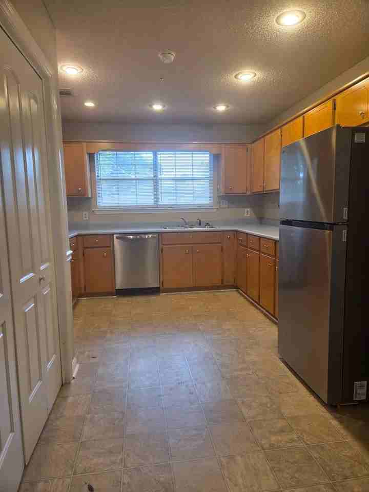 907 Canyon Ct - Photo 5 of 26