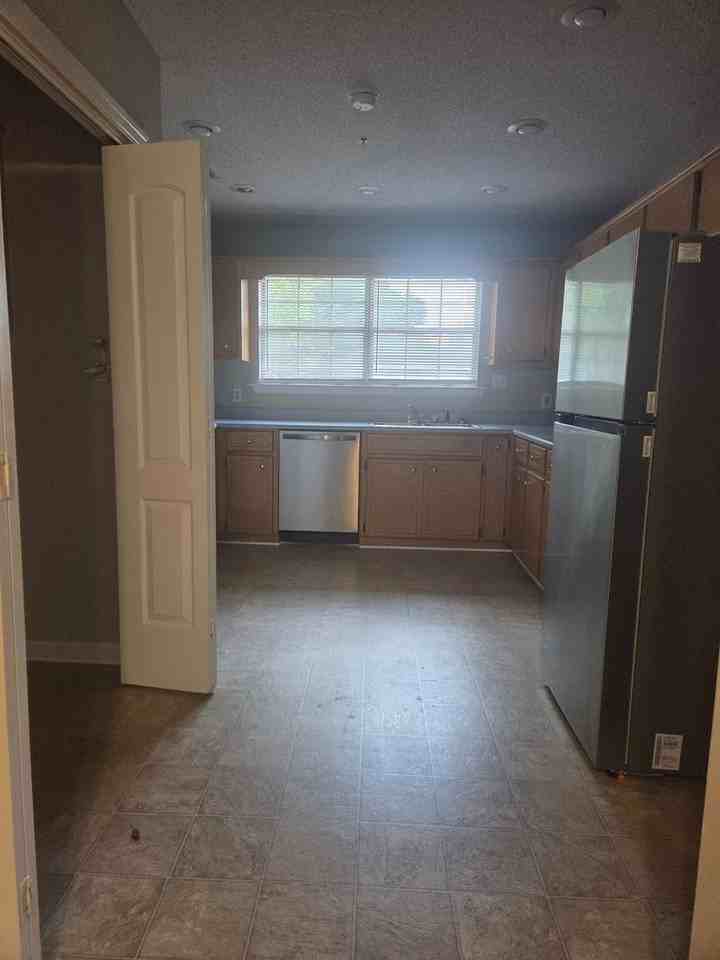 907 Canyon Ct - Photo 6 of 26