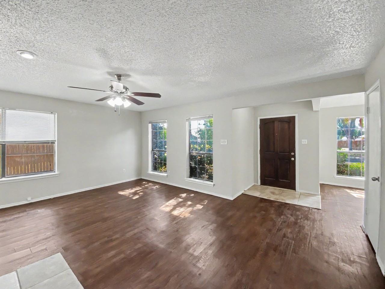 2202 Prairie Creek Trl - Photo 5 of 28