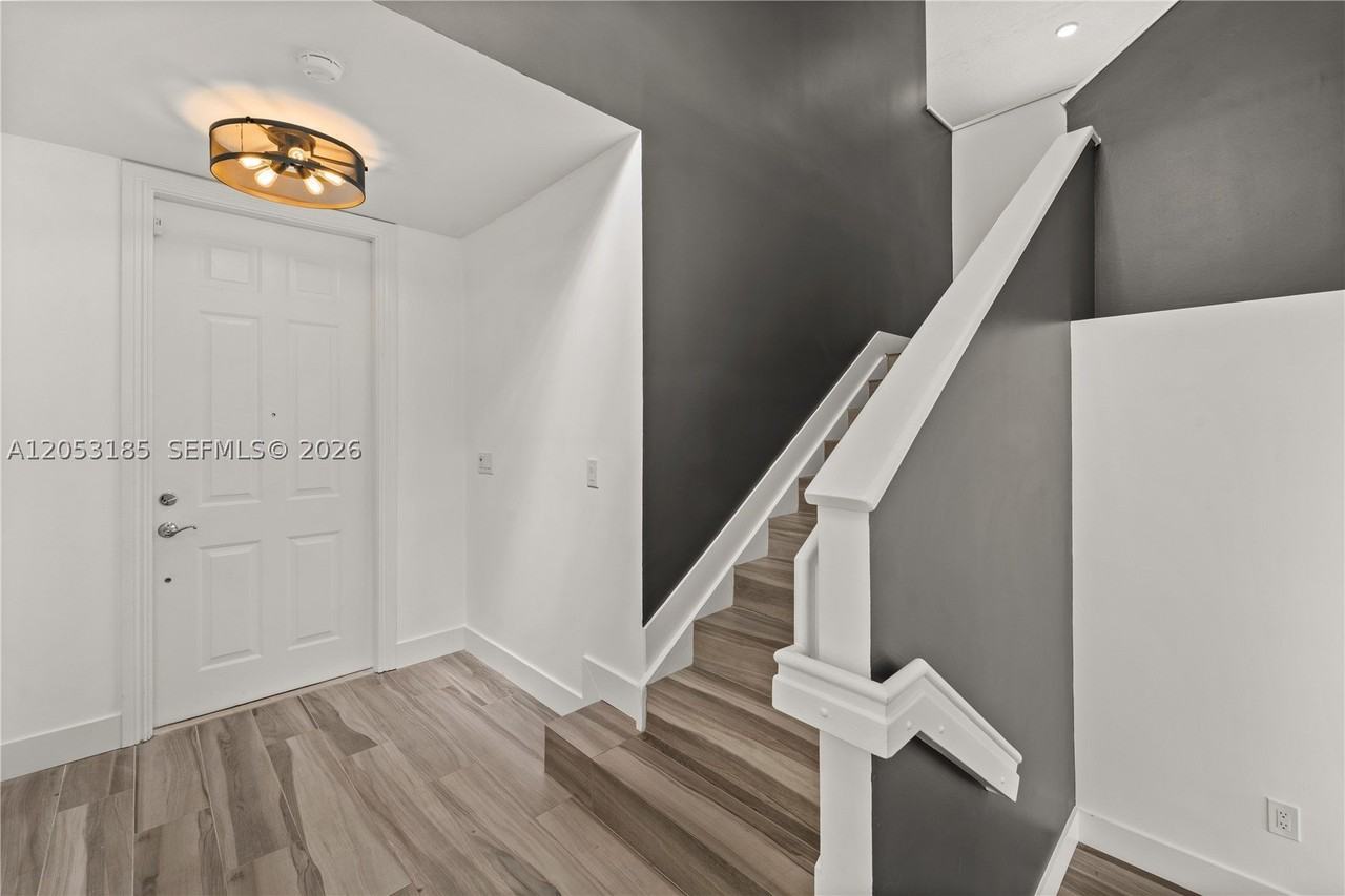 3110 Ne 210th Ter - Photo 5 of 16