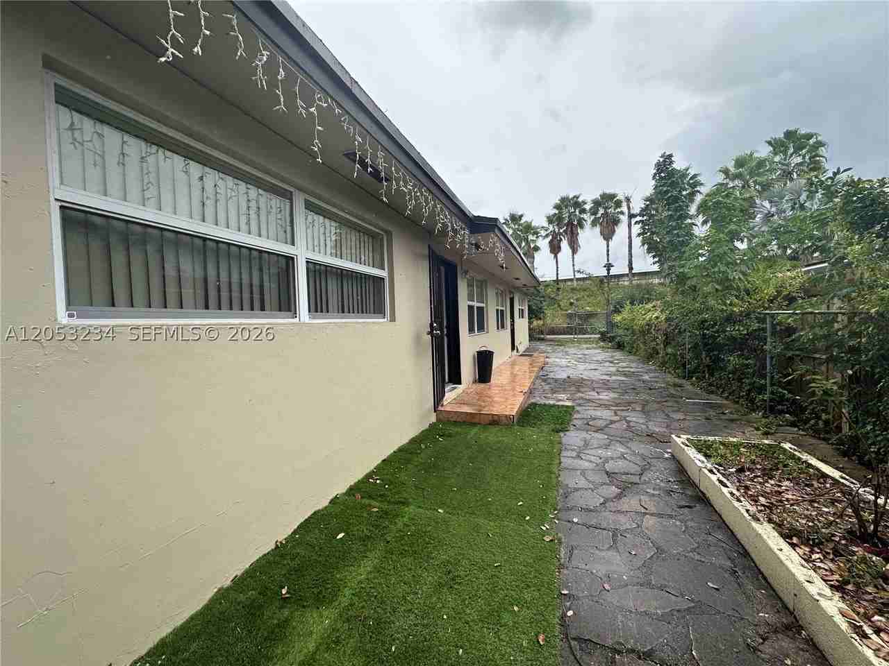 280 Nw 39th St - Photo 2 of 5