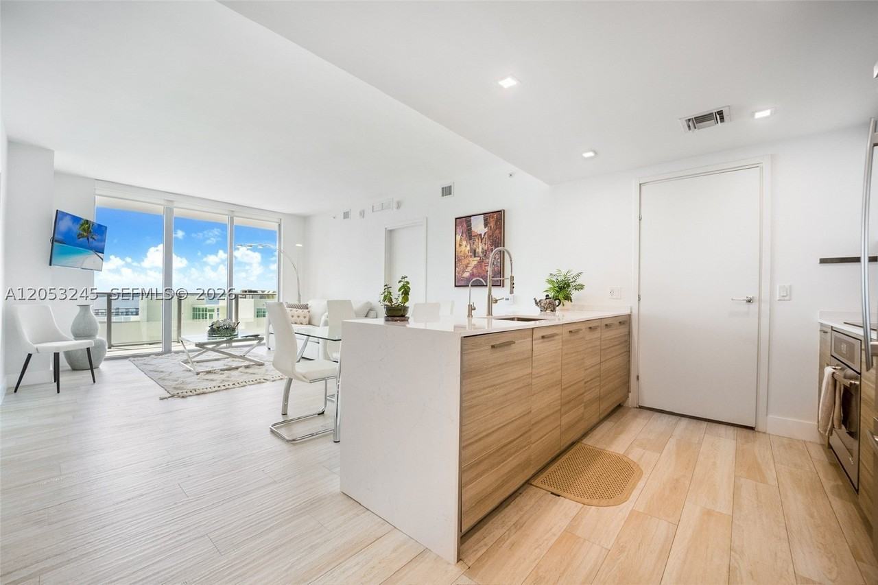 1300 Brickell Bay Dr #3004 - Photo 2 of 27