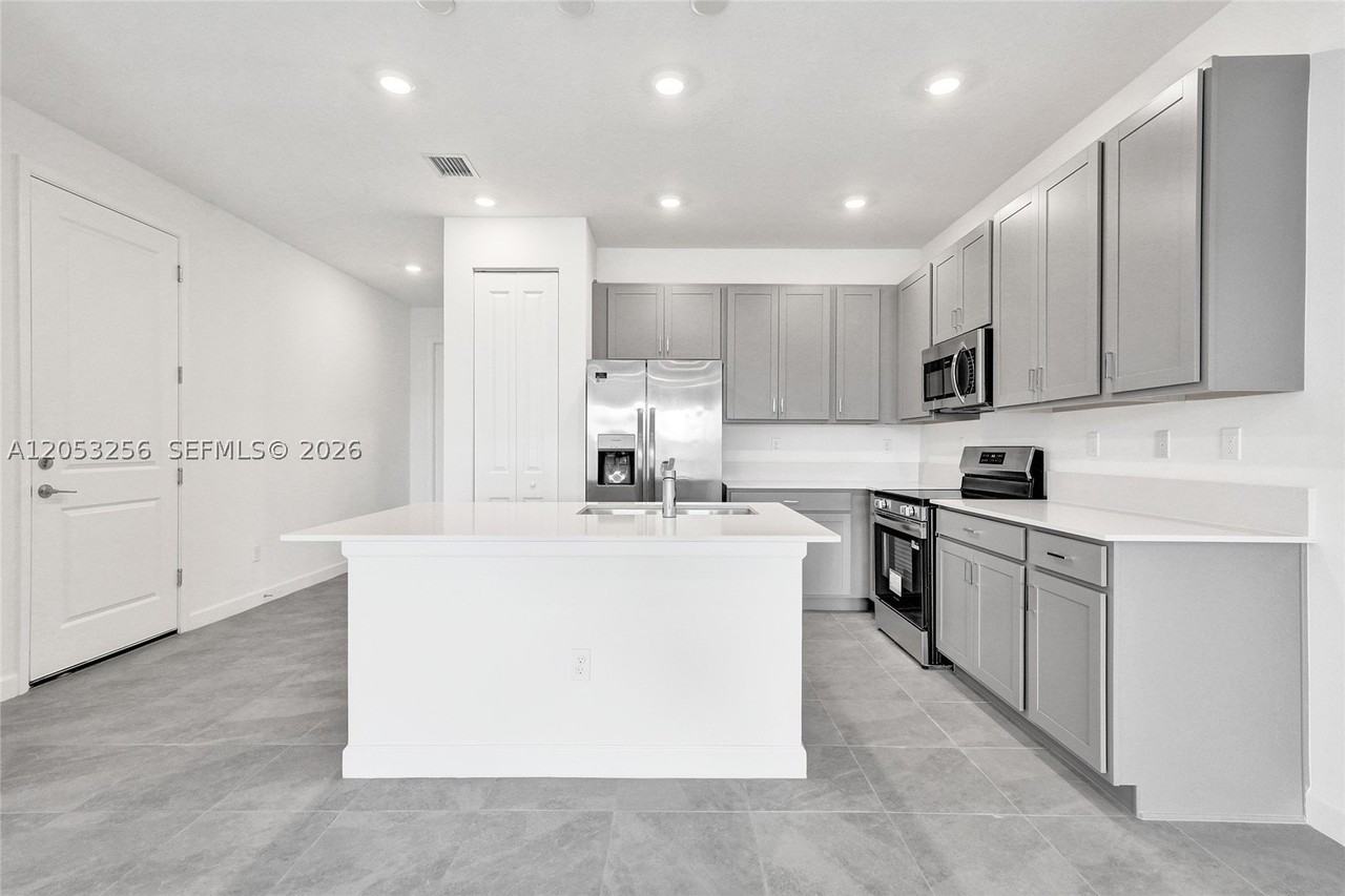 3783 Harborside Ave - Photo 4 of 50