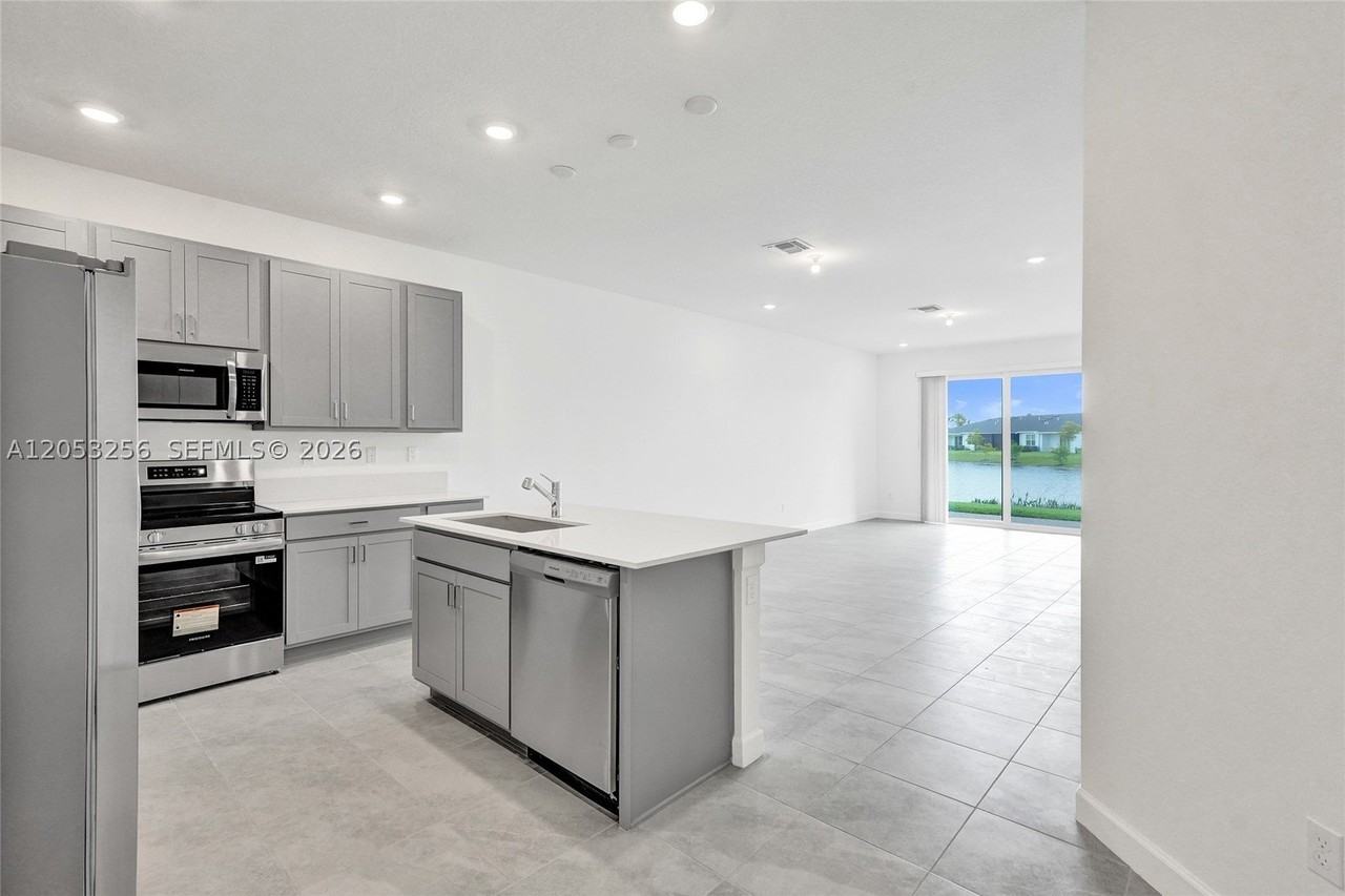 3783 Harborside Ave - Photo 5 of 50