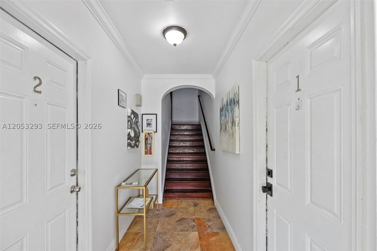 417 Ne 26th St #5 - Photo 4 of 24