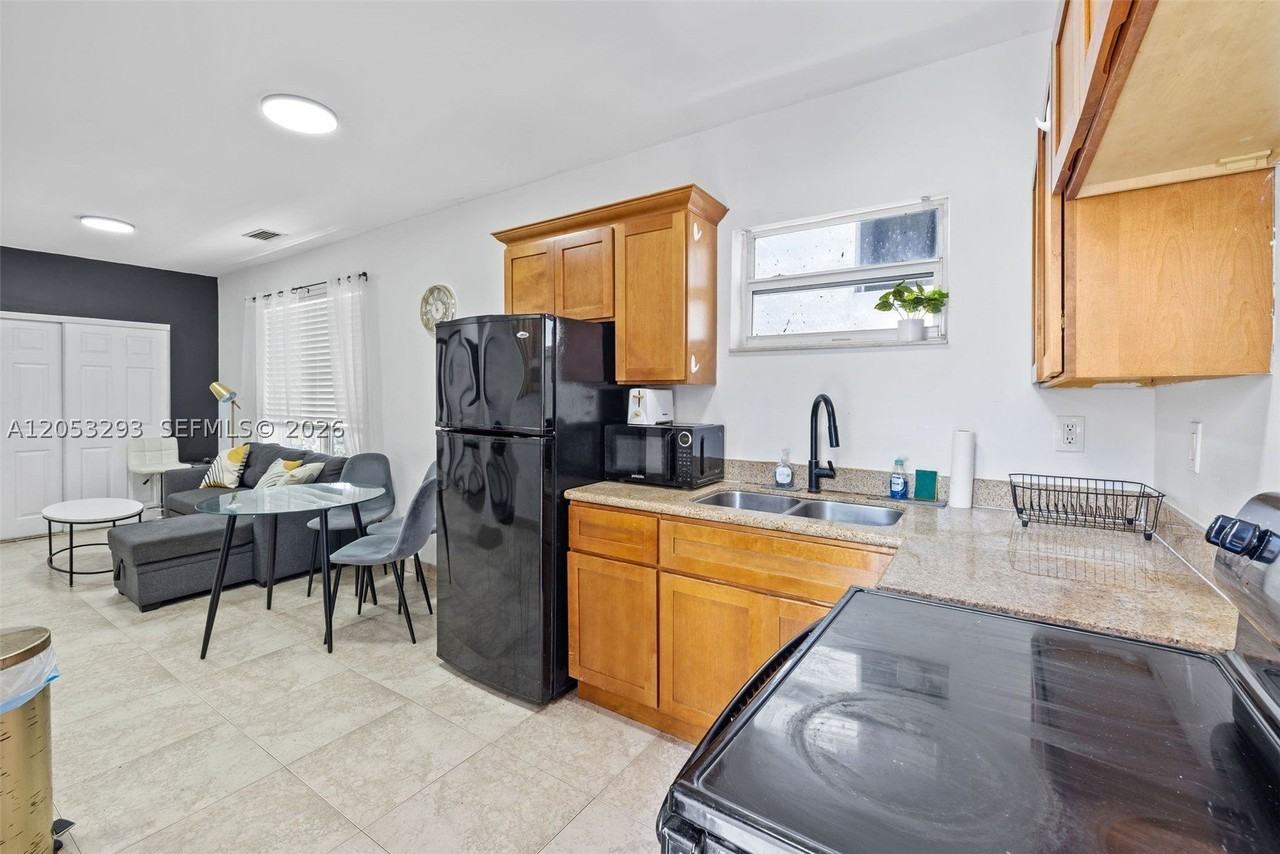 417 Ne 26th St #5 - Photo 5 of 24