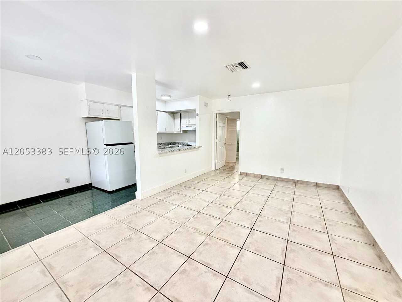 905 Se 13th St #2 - Photo 3 of 23