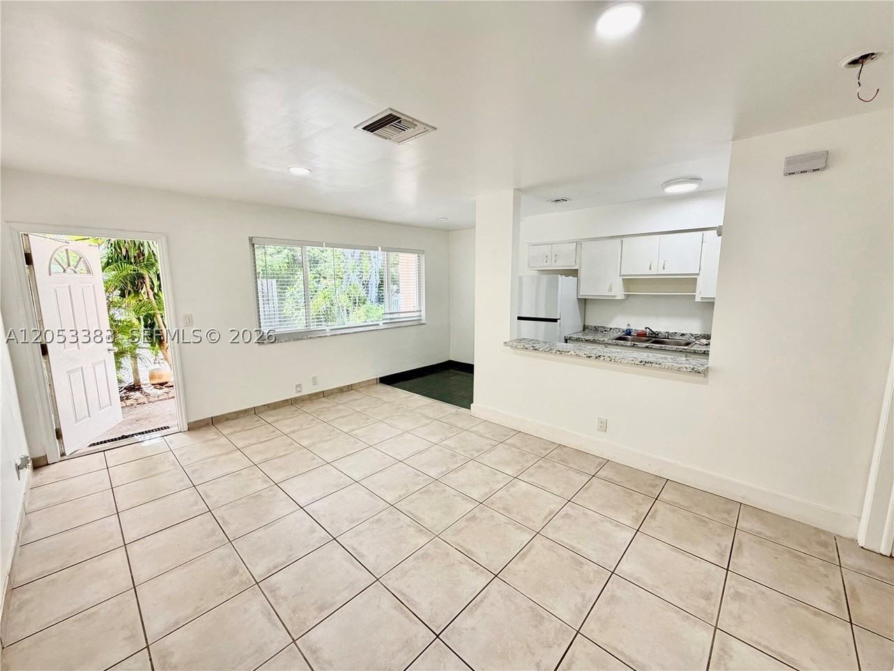 905 Se 13th St #2 - Photo 4 of 23