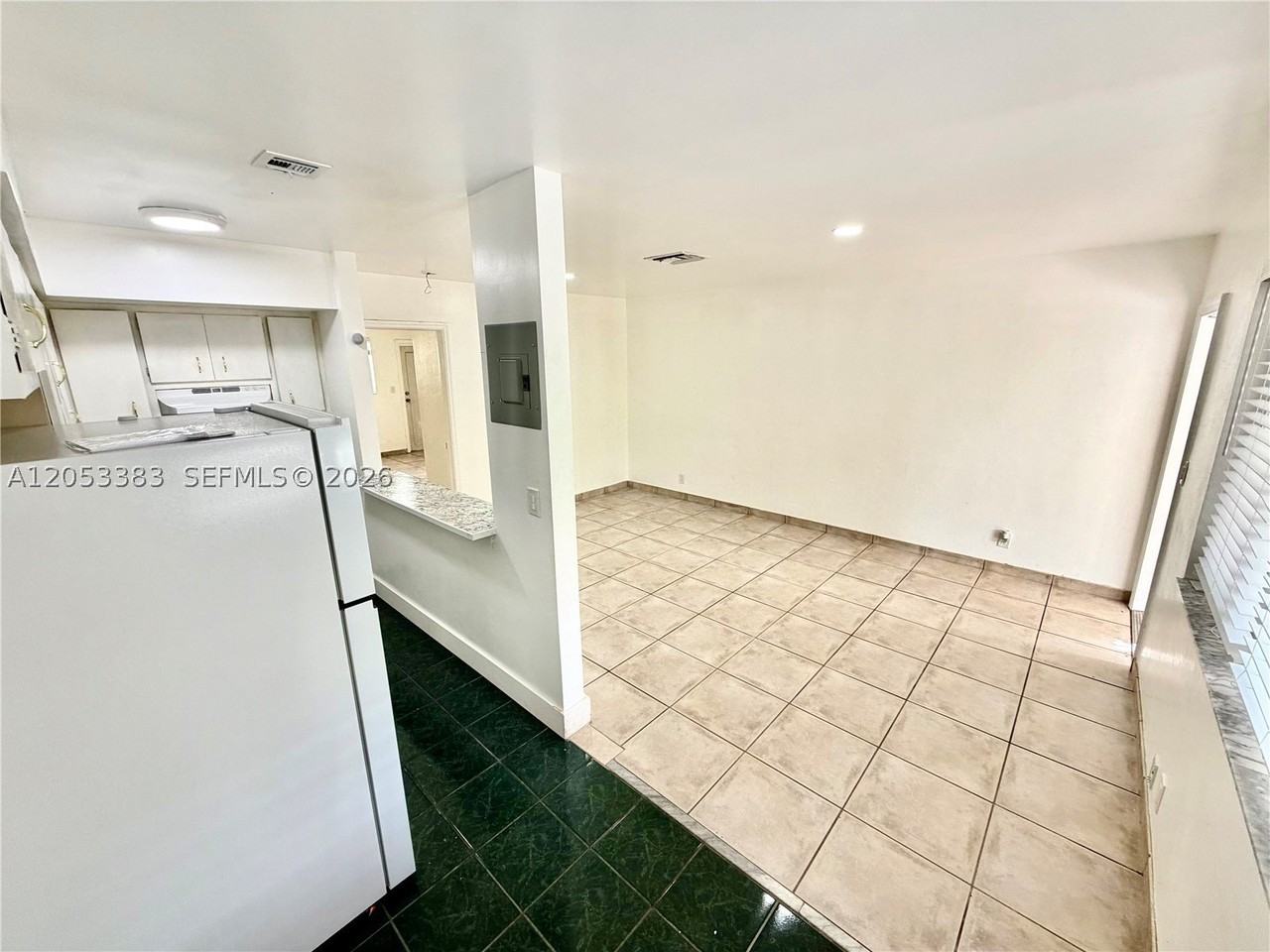 905 Se 13th St #2 - Photo 5 of 23