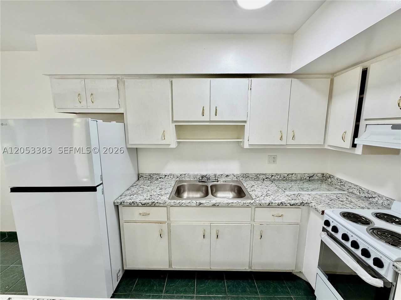 905 Se 13th St #2 - Photo 6 of 23