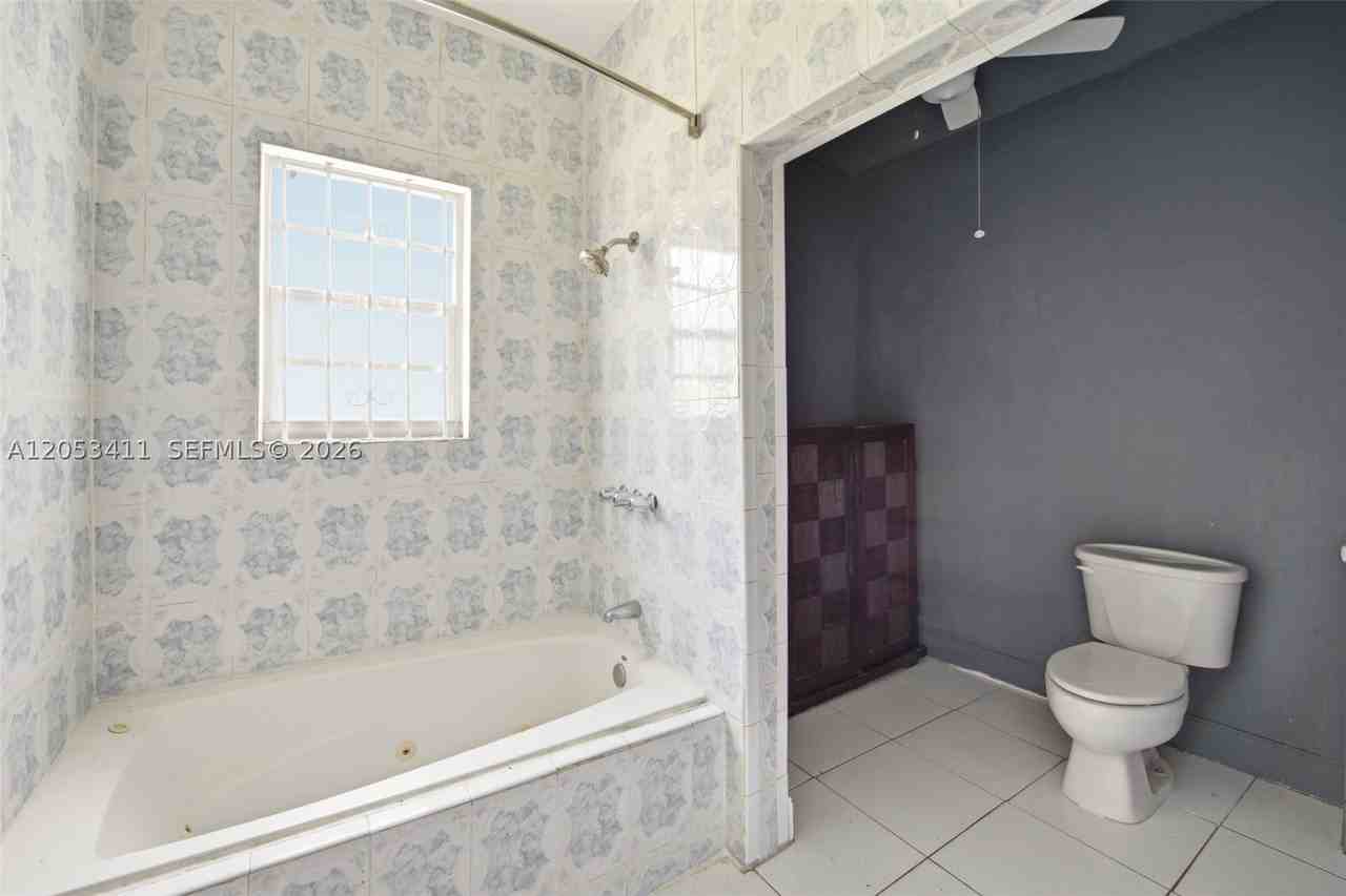 14 Nw 75th St #14 - Photo 6 of 12
