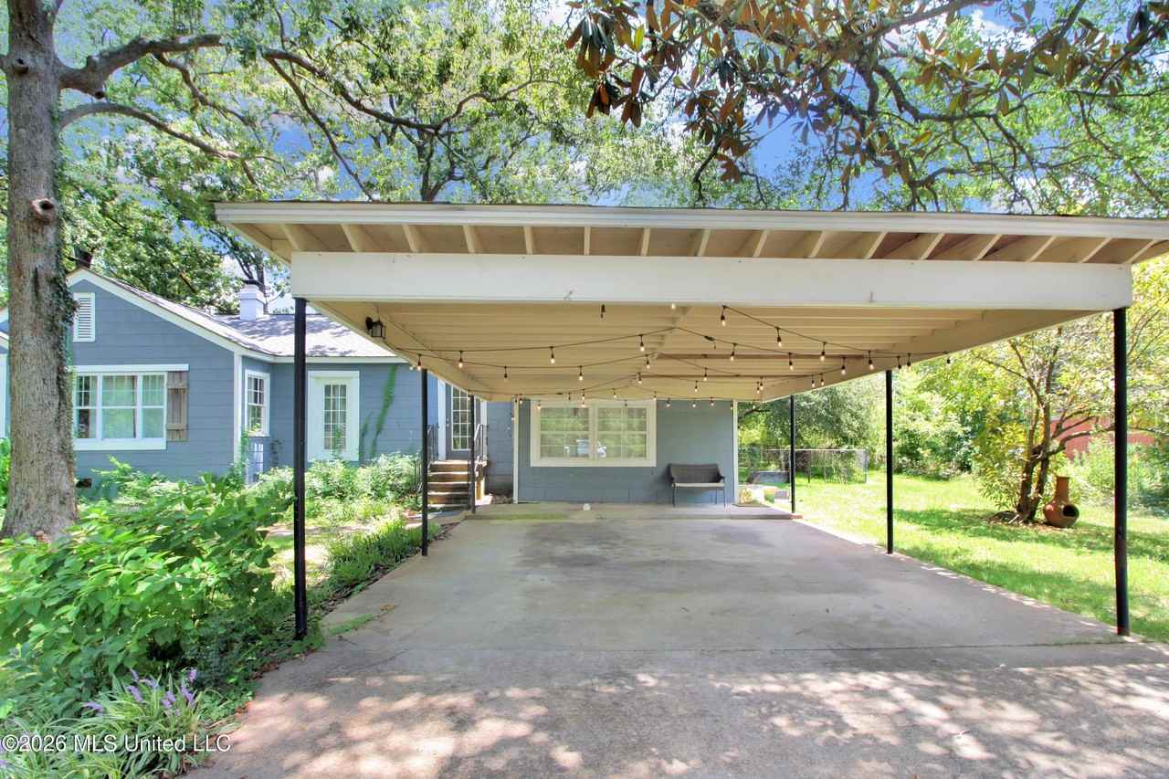 811 Oakwood Dr - Photo 2 of 22