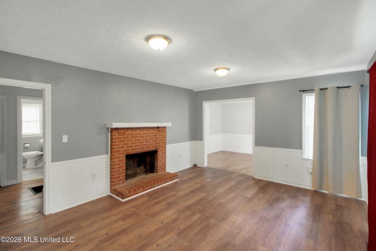 811 Oakwood Dr - Photo 3 of 22