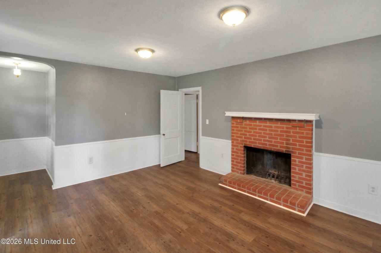 811 Oakwood Dr - Photo 4 of 22
